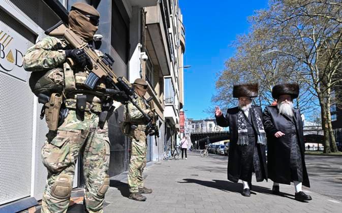 Military presence in Belgian streets 07 04 2026 ANTWERPEN, BELGIUM - APRIL 07 : Military personnel are being deployed on the streets to bolster security in Belgian cities, with a particular focus on guarding Jewish targets on April 7, 2026 in Antwerpen, Belgium, 07 04 2026 Antwerpen Belgium  Copyright: xBertxVanxDenxBrouckex