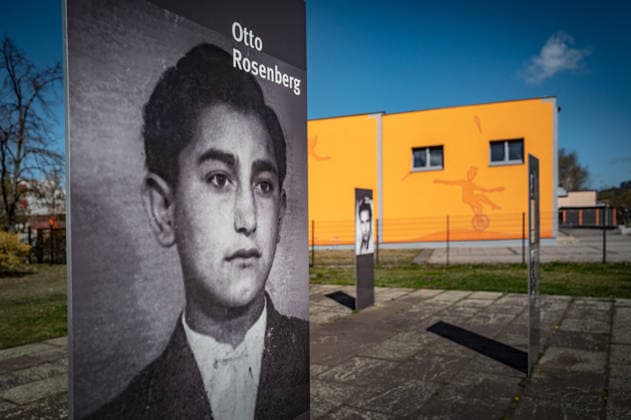 Berlin Marzahn, Otto-Rosenberg-Platz am S-Bahnhof Raoul-Wallenberg-Straße; benannt nach Sinti Otto Rosenberg, Vater von Marianne Rosenberg; ehemaliger Standort Sammellager - 07.04.2026 Berlin Marzahn-Hellersdorf *** Berlin Marzahn, Otto Rosenberg Platz am S Bahnhof Raoul Wallenberg Straße named after Sinti Otto Rosenberg, father of Marianne Rosenberg former location of collection camp 07 04 2026 Berlin Marzahn Hellersdorf