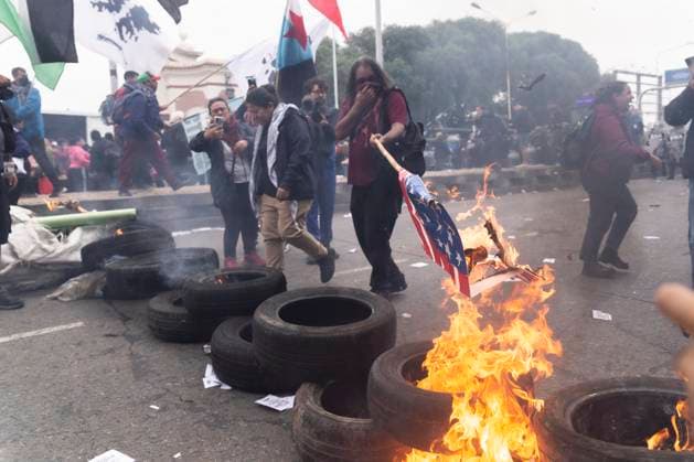 April 7, 2026, Ciudad Autonoma, Buenos Aires, argentina: Groups of protesters defied the anti-protest protocol on Tuesday at several entrances to the city of Buenos Aires. Around mid-morning, tensions were highest at one of the access points to the PueyrredoÂ³n Bridge, near Mitre Avenue, where tires were burned on the sidewalk, and near the Saavedra Bridge, where the City Police prevented protesters from advancing. Sources confirmed that the conflict near the Saavedra Bridge was contained and the area cleared shortly before 2 p.m...Members of social organizations and officers from various security forces clashed as they prevented the group of protesters from ascending the PueyrredoÂ³n Bridge or entering the city limits. There were traffic - ZUMAc230 20260407_znp_c230_007 Copyright: xVirginiaxChailex