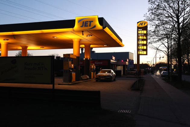 Tanktafel mit hohen Literpreisen für Diesel und Benzin vor der Jet-Tankstelle in der Steilshooper Allee 44. Steilshoop Hamburg *** Gas station sign with high liter prices for diesel and gasoline in front of the Jet gas station at Steilshooper Allee 44 Steilshoop Hamburg