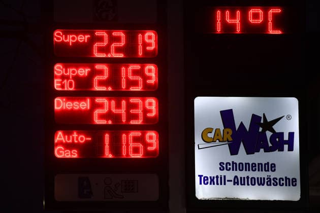 Stark steigende Kraftstoffpreise Seit Beginn des Inran-Krieges Ende Februar 2026 sind die Tagesdurchschnittspreise stark gestiegen Um die teils extremen Preissprünge an den Tankstellen zu begrenzen, wurde eine neue Spritpreis-Regel erlassen. Diese gilt seit dem 01.04.2026 und regelt, dass eine Erhöhung nur um 12:00 Uhr mittags erlaubt ist. *** Sharply rising fuel prices Since the start of the Iran war at the end of February 2026, average daily prices have risen sharply In order to limit the sometimes extreme price jumps at petrol stations, a new fuel price rule has been issued This has been in force since 01 04 2026 and stipulates that an increase is only permitted at 12 noon xRx