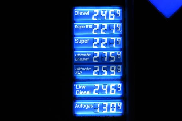 Stark steigende Kraftstoffpreise Seit Beginn des Inran-Krieges Ende Februar 2026 sind die Tagesdurchschnittspreise stark gestiegen Um die teils extremen Preissprünge an den Tankstellen zu begrenzen, wurde eine neue Spritpreis-Regel erlassen. Diese gilt seit dem 01.04.2026 und regelt, dass eine Erhöhung nur um 12:00 Uhr mittags erlaubt ist. *** Sharply rising fuel prices Since the start of the Iran war at the end of February 2026, average daily prices have risen sharply In order to limit the sometimes extreme price jumps at petrol stations, a new fuel price rule has been issued This has been in force since 01 04 2026 and stipulates that an increase is only permitted at 12 noon xRx