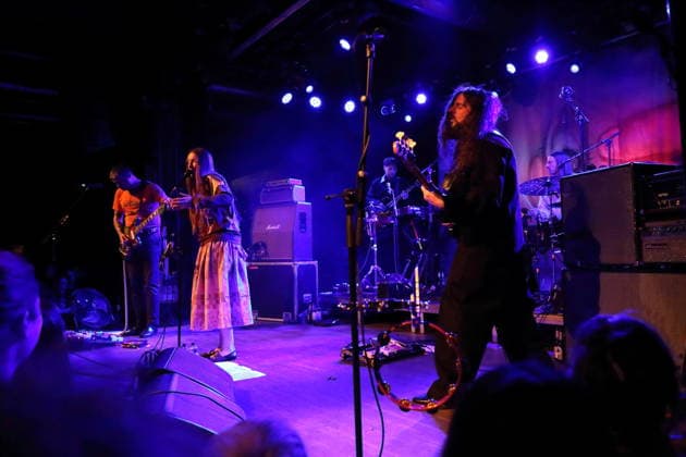 Tom Dowse, Florence Shaw, Lewis Maynard und Nick Buxton, v.l., von der Band Dry Cleaning bei einem Konzert im Festsaal Kreuzberg in Berlin, 7. April 2026. Dry Cleaning Konzert Berlin