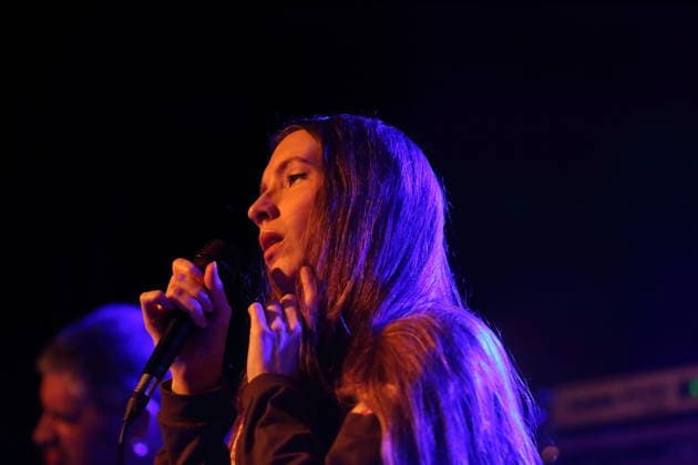 Florence Shaw von der Band Dry Cleaning bei einem Konzert im Festsaal Kreuzberg in Berlin, 7. April 2026. Dry Cleaning Konzert Berlin