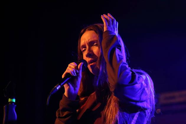 Florence Shaw von der Band Dry Cleaning bei einem Konzert im Festsaal Kreuzberg in Berlin, 7. April 2026. Dry Cleaning Konzert Berlin