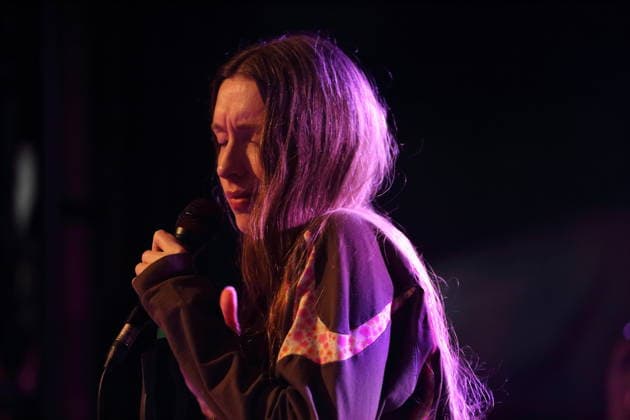 Florence Shaw von der Band Dry Cleaning bei einem Konzert im Festsaal Kreuzberg in Berlin, 7. April 2026. Dry Cleaning Konzert Berlin
