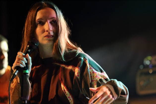 Florence Shaw von der Band Dry Cleaning bei einem Konzert im Festsaal Kreuzberg in Berlin, 7. April 2026. Dry Cleaning Konzert Berlin