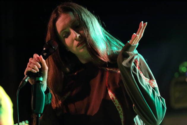 Florence Shaw von der Band Dry Cleaning bei einem Konzert im Festsaal Kreuzberg in Berlin, 7. April 2026. Dry Cleaning Konzert Berlin