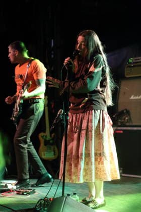 Tom Dowse und Florence Shaw von der Band Dry Cleaning bei einem Konzert im Festsaal Kreuzberg in Berlin, 7. April 2026. Dry Cleaning Konzert Berlin