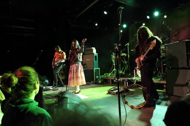 Tom Dowse, Florence Shaw und Lewis Maynard, v.l., von der Band Dry Cleaning bei einem Konzert im Festsaal Kreuzberg in Berlin, 7. April 2026. Dry Cleaning Konzert Berlin