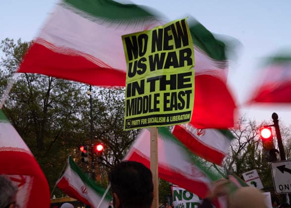 April 7, 2026, Washington, Distict Of Columbia, U.S.A: Demonstrators carrying anti-war signs gather outside the White House in Washington, D.C., on April 7, 2026, as an 8 p.m. ET deadline set by President Donald Trump for Iran to reopen the Strait of Hormuz approaches. In a Truth Social post, Trump warned that a whole civilization will die tonight, never to be brought back again, threatening to order strikes on Iran s power plants and bridges if no deal is reached. Washington U.S.A  - ZUMAr125 20260407_fap_r125_009 Copyright: xProbalxRashidx