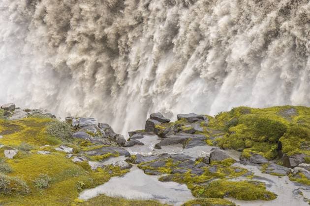 Creative Highlights World Plätscherndes Wasser von Jökulsá á Fjöllum, einem von Gletschern gespeisten Fluss am Dettifoss — einem der mächtigsten Wasserfälle Europas. Aufgenommen vom basaltischen Rand der Jökulsárgljúfur Schlucht, der tiefen Schlucht, in die das Wasser stürzt. Vatnajökull Nationalpark, Norðurland eystra, die nordöstliche Region, Island Splashing waters of Jökulsá á Fjöllum, a glacier-fed river at Dettifoss – one of the most powerful waterfalls in Europe. Captured from the basaltic edge of the Jökulsárgljúfur gorge, the deep ravine where the waters plunge. Vatnajökull National Park, Norðurland eystra, the Northeastern Region, Iceland Copyright: imageBROKER RadekxKucharski iblrkk17267723.jpg