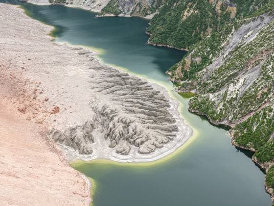 See mit Sandbank und toten Bäumen, Kraterrand des Chaiten Vulkans, Luftaufnahme, Patagonien, Chile Lake with sandbank and dead trees, crater rim of chaiten volcano, aerial view, Patagonia, Chile Copyright: imageBROKER AndreasxWerth ibxawe17256480.jpg