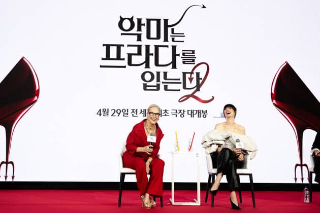 The Devil Wears Prada 2 press conference in Seoul SEOUL, SOUTH KOREA - APRIL 08: Meryl Streep(L) and Anne Hathaway(R) speak during a press conference for the movie The Devil Wears Prada 2 at Four Seasons Hotel on April 08, 2026 in Seoul, South Korea. Hwawon Lee Anadolu Seoul South Korea. Editorial use only. Please get in touch for any other usage.  Copyright: x2026xAnadoluxHwawonxLeex