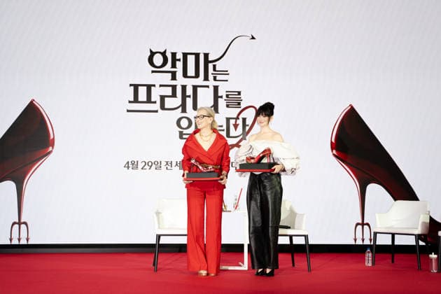 The Devil Wears Prada 2 press conference in Seoul SEOUL, SOUTH KOREA - APRIL 08: Meryl Streep(L) and Anne Hathaway(R) during a press conference for the movie The Devil Wears Prada 2 at Four Seasons Hotel on April 08, 2026 in Seoul, South Korea. Hwawon Lee Anadolu Seoul South Korea. Editorial use only. Please get in touch for any other usage.  Copyright: x2026xAnadoluxHwawonxLeex