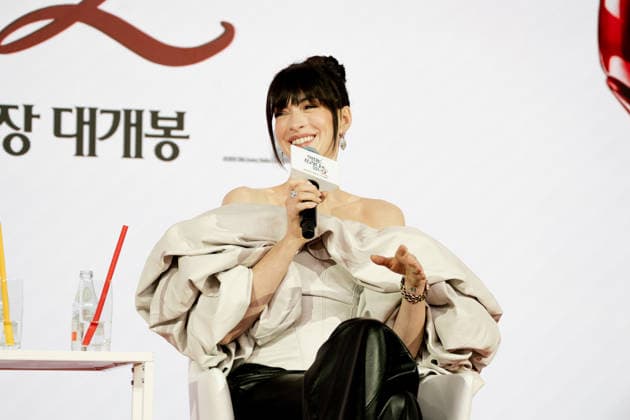 The Devil Wears Prada 2 press conference in Seoul SEOUL, SOUTH KOREA - APRIL 08: Anne Hathaway speaks during a press conference for the movie The Devil Wears Prada 2 at Four Seasons Hotel on April 08, 2026 in Seoul, South Korea. Hwawon Lee Anadolu Seoul South Korea. Editorial use only. Please get in touch for any other usage.  Copyright: x2026xAnadoluxHwawonxLeex