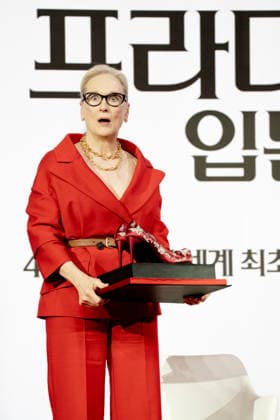 The Devil Wears Prada 2 press conference in Seoul SEOUL, SOUTH KOREA - APRIL 08: Meryl Streep was surprised by the gift during a press conference for the movie The Devil Wears Prada 2 at the Four Seasons Hotel on April 8, 2026, in Seoul, South Korea. Hwawon Lee Anadolu Seoul South Korea. Editorial use only. Please get in touch for any other usage.  Copyright: x2026xAnadoluxHwawonxLeex