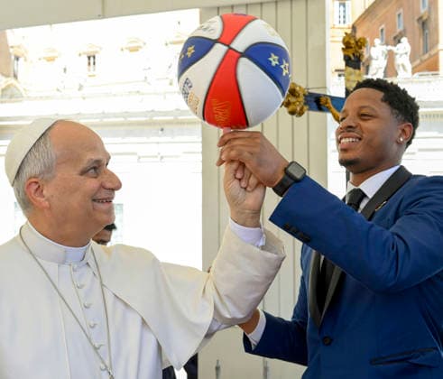 ITALY - POPE LEO XIV DURING THE WEEKLY GENERAL AUDIENCE AT ST PETER S SQAUTE IN THE VATICAN - 2026 4 8 Italy, Rome, Vatican, 2026 4 8 .Members of the Harlem Globetrotters meet with Pope Leo XIV at the end of the weekly general audience at St Peter s Square in The Vatican EDITORIAL USE ONLY - NO BOOKS Copyright: xVATICANxMEDIAx