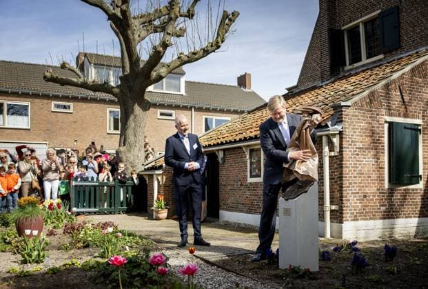 RIJNSBURG - King Willem-Alexander during the opening of the renovated museum Het Spinozahuis. The museum showcases the life and ideas of philosopher Baruch Spinoza. He moved into the house in 1661 and worked there on his *Ethics*, a philosophical work about God, nature, reason, and emotions. SEM VAN DER WAL ANP netherlands out - belgium out  Copyright: xx x555271705x originalFilename: 555271705.jpg