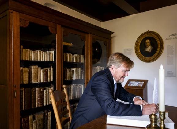 RIJNSBURG - King Willem-Alexander signs the guestbook during the opening of the renovated museum Het Spinozahuis. The museum showcases the life and ideas of philosopher Baruch Spinoza. He moved into the house in 1661 and worked there on his *Ethics*, a philosophical work about God, nature, reason, and emotions. SEM VAN DER WAL ANP netherlands out - belgium out  Copyright: xx x555271729x originalFilename: 555271729.jpg