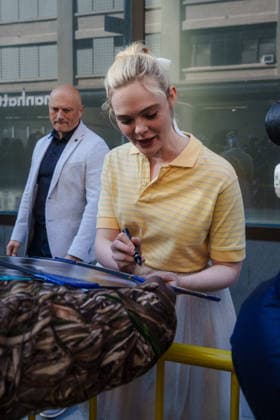 Elle Fanning à la sortie des studios de lémissionn Good Morning America à New York, le 8 avril 2026 Elle Fanning signs autographs outside Good Morning America in New York, on April 8th, 2026 New York Etats Unis  Copyright: xUrbanxDivinityx xBestimagexUrbanxDivinityx xBestimagex