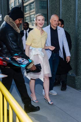 Elle Fanning à la sortie des studios de lémissionn Good Morning America à New York, le 8 avril 2026 Elle Fanning signs autographs outside Good Morning America in New York, on April 8th, 2026 New York Etats Unis  Copyright: xUrbanxDivinityx xBestimagexUrbanxDivinityx xBestimagex