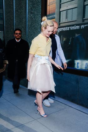 Elle Fanning à la sortie des studios de lémissionn Good Morning America à New York, le 8 avril 2026 Elle Fanning signs autographs outside Good Morning America in New York, on April 8th, 2026 New York Etats Unis  Copyright: xUrbanxDivinityx xBestimagexUrbanxDivinityx xBestimagex