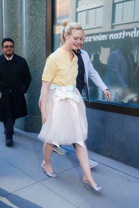 Elle Fanning à la sortie des studios de lémissionn Good Morning America à New York, le 8 avril 2026 Elle Fanning signs autographs outside Good Morning America in New York, on April 8th, 2026 New York Etats Unis  Copyright: xUrbanxDivinityx xBestimagexUrbanxDivinityx xBestimagex