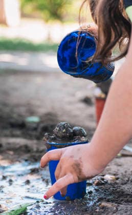 little girls playing with mud Mendoza, Mendoza Province, Argentina R_XJGFHP201027-540164-01 ,model released, Symbolfoto