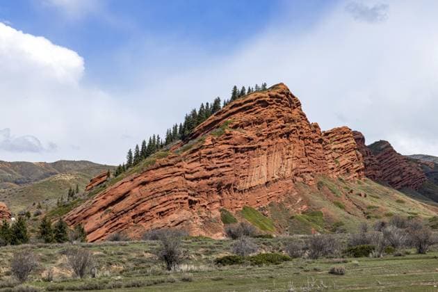 Rote Felsen, sieben Ochsen, 7 Stiere, Schlucht Jety Oguz. Beliebter Touristenort, Reiseziel, Wahrzeichen in Kirgisistan, Jeti Oguz. Sandsteinfelsen, Wandern, Berglandschaft, Naturhintergrund Red rocks seven oxen, 7 bulls, gorge Jety-Oguz. Popular touristic location, travel destination place, landmark in Kyrgyzstan, Jeti Oguz. Sandstone cliff, hiking, mountain landscape, nature background Copyright: imageBROKER YAKIMENKOxEKATERINA ibxiqx17144771.jpg