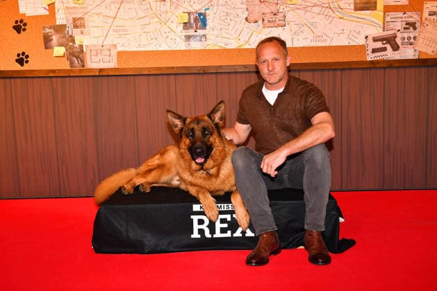 Maximilian Brueckner und Schaeferhund Rex bei der Kommissar Rex (SAT1) Premiere am 8.04.2026 in der Astor Film Lounge im ARRI Kino in Muenchen Premiere in Muenchen -Kommissar Rex bellt wieder im TV bei Sat.1