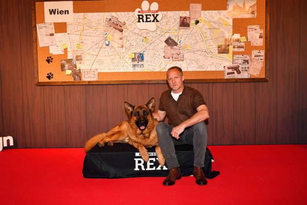 Maximilian Brueckner und Schaeferhund Rex bei der Kommissar Rex (SAT1) Premiere am 8.04.2026 in der Astor Film Lounge im ARRI Kino in Muenchen Premiere in Muenchen -Kommissar Rex bellt wieder im TV bei Sat.1
