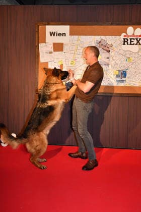 Maximilian Brueckner und Schaeferhund Rex bei der Kommissar Rex (SAT1) Premiere am 8.04.2026 in der Astor Film Lounge im ARRI Kino in Muenchen Premiere in Muenchen -Kommissar Rex bellt wieder im TV bei Sat.1