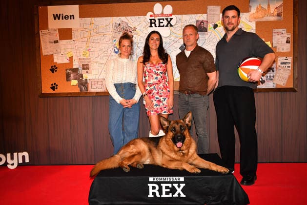 Marie Burchard, Doris Golpashin, Rex, Maximilian Brueckner und Ferdinand Seebacher bei der Kommissar Rex (SAT1) Premiere am 8.04.2026 in der Astor Film Lounge im ARRI Kino in Muenchen Premiere in Muenchen -Kommissar Rex bellt wieder im TV bei Sat.1