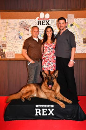 Maximilian Brueckner, Doris Golpashin, Rex und Ferdinand Seebacher bei der Kommissar Rex (SAT1) Premiere am 8.04.2026 in der Astor Film Lounge im ARRI Kino in Muenchen Premiere in Muenchen -Kommissar Rex bellt wieder im TV bei Sat.1