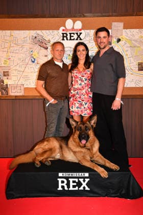 Maximilian Brueckner, Doris Golpashin, Rex und Ferdinand Seebacher bei der Kommissar Rex (SAT1) Premiere am 8.04.2026 in der Astor Film Lounge im ARRI Kino in Muenchen Premiere in Muenchen -Kommissar Rex bellt wieder im TV bei Sat.1