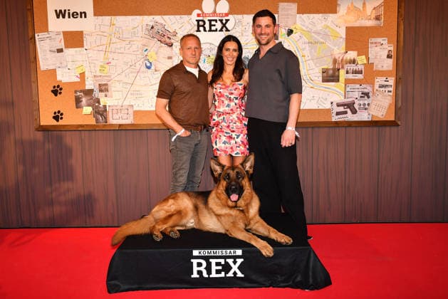 Maximilian Brueckner, Doris Golpashin, Rex und Ferdinand Seebacher bei der Kommissar Rex (SAT1) Premiere am 8.04.2026 in der Astor Film Lounge im ARRI Kino in Muenchen Premiere in Muenchen -Kommissar Rex bellt wieder im TV bei Sat.1