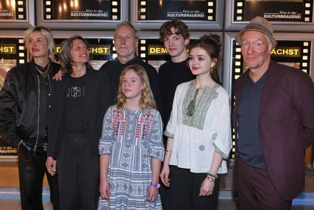 Missing Link Susanne Wolff, Margarita Breitkreiz, Wolfram Koch, Lennox Halm, Merle Staacken, Luca Brüggemann, Michael Baumann Filmpremiere Missing Link im Kino in der Kulturbrauerei Datum: 08.04.2026 *** Missing Link Susanne Wolff, Margarita Breitkreiz, Wolfram Koch, Lennox Halm, Merle Staacken, Luca Brüggemann, Michael Baumann Film premiere Missing Link at the cinema in the Kulturbrauerei Date 08 04 2026 Copyright: xEventpress Kratschx