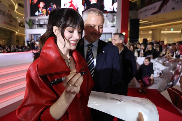 U.S. actress Anne Hathaway U.S. actress Anne Hathaway U.S. actress Anne Hathaway signs an autograph for a fan as she makes her red carpet appearance during a publicity event in Seoul on April 8, 2026, to promote the comedy drama film The Devil Wears Prada 2. (Yonhap) 2026-04-09 07:36:44 < 1980-2026 YONHAPNEWS AGENCY. .> ¼­¿ïÆ¯º°½Ã EDITORIAL USE ONLY  Copyright: xx PYH2026040900750031500 YonhapxNewsx yonphotos251259