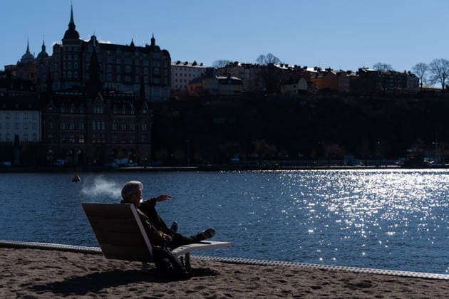 April 8, 2026, Stockholm, Stockholm, Sweden: A man smokes a cigarette by the sea during a sunny spring day in Stockholm, Sweden. Stockholm Sweden - ZUMAb332 20260408_zip_b332_009 Copyright: xMatiasxBasualdox
