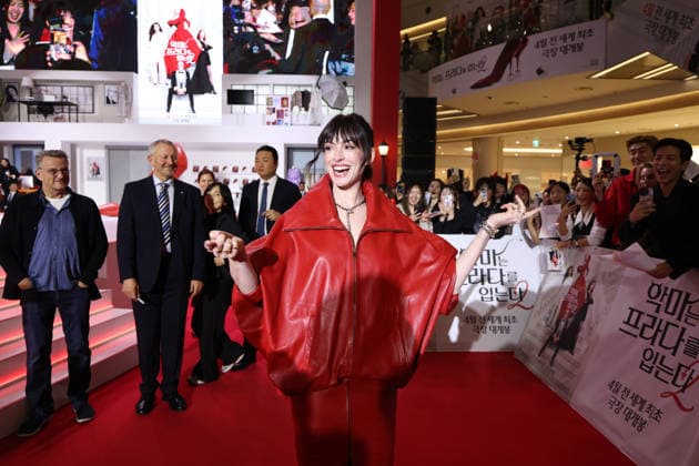 Hollywood star Anne Hathaway in Seoul Hollywood star Anne Hathaway in Seoul Hollywood star Anne Hathaway greets fans as she makes her red carpet appearance during a publicity event in Seoul on April 8, 2026, to promote the comedy drama film The Devil Wears Prada 2. (Yonhap) 2026-04-09 15:13:45 < 1980-2026 YONHAPNEWS AGENCY. .> ¼­¿ïÆ¯º°½Ã EDITORIAL USE ONLY  Copyright: xx PYH2026040915010034400 YonhapxNewsx yonphotos251275