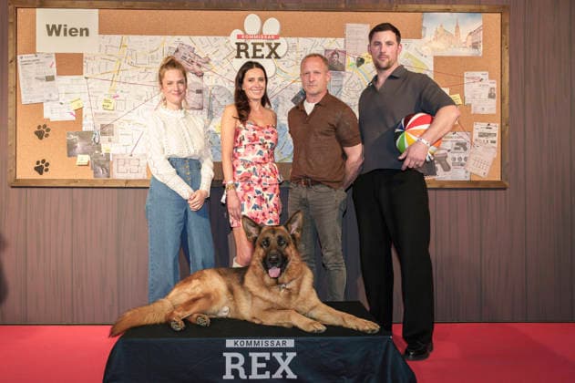 Marie Burchard, Doris Golpashin, Maximilian Brückner und Ferdinand Seebacher mit Rex bei der Premiere der ersten von sechs Folgen in Spielfilmlänge der SAT.1 Reihe Kommissar Rex in der Astor Film Lounge im Arri Kino. München, 08.04.2026