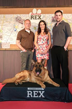 Maximilian Brückner, Doris Golpashin und Ferdinand Seebacher mit Rex bei der Premiere der ersten von sechs Folgen in Spielfilmlänge der SAT.1 Reihe Kommissar Rex in der Astor Film Lounge im Arri Kino. München, 08.04.2026
