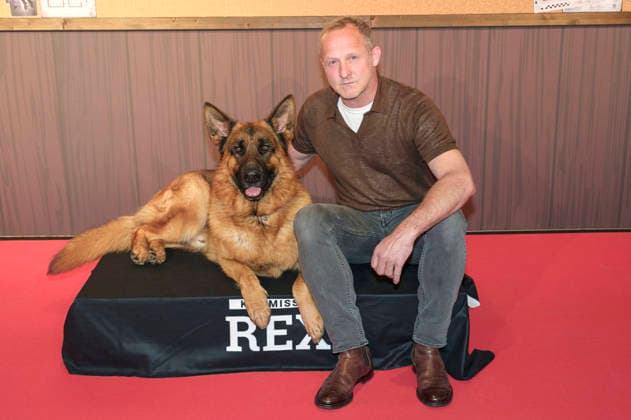 Maximilian Brückner mit Rex bei der Premiere der ersten von sechs Folgen in Spielfilmlänge der SAT.1 Reihe Kommissar Rex in der Astor Film Lounge im Arri Kino. München, 08.04.2026