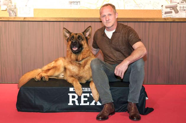 Maximilian Brückner mit Rex bei der Premiere der ersten von sechs Folgen in Spielfilmlänge der SAT.1 Reihe Kommissar Rex in der Astor Film Lounge im Arri Kino. München, 08.04.2026