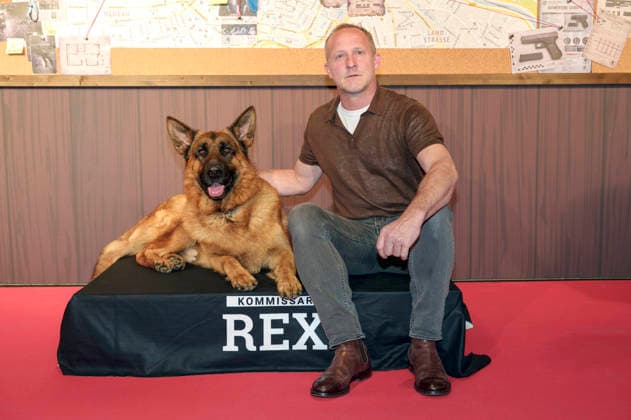 Maximilian Brückner mit Rex bei der Premiere der ersten von sechs Folgen in Spielfilmlänge der SAT.1 Reihe Kommissar Rex in der Astor Film Lounge im Arri Kino. München, 08.04.2026