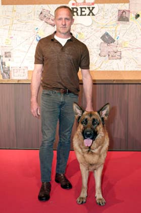 Maximilian Brückner mit Rex bei der Premiere der ersten von sechs Folgen in Spielfilmlänge der SAT.1 Reihe Kommissar Rex in der Astor Film Lounge im Arri Kino. München, 08.04.2026