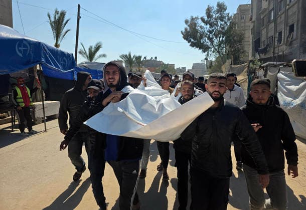 Palestinians bid farewell to the body of Youssef Mansour, who was killed in an Israeli airstrike while hunting birds in the al-Mawasi area of ??Khan Younis, southern Gaza Strip. Palestinians bid farewell to the body of Youssef Mansour, who was killed in an Israeli airstrike while hunting birds in the al-Mawasi area of ??Khan Younis, southern Gaza Strip. April 9, 2026. Photo by Tariq Mohammad APA Images Khan Yunis Gaza Strip Palestinian Territory 090426_Khan_Yunis_TM_00(22) Copyright: xapaimagesxTariqxMohammad xapaimagesx