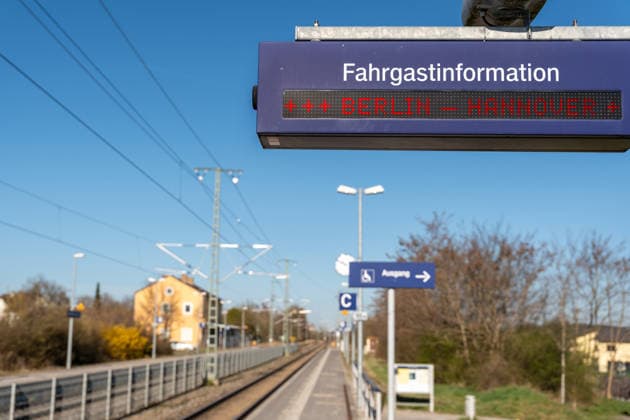 FOTOMONTAGE, Digitale Fahrgastinformation am Bahnhof mit der Anzeige Berlin Hannover. Das Bild zeigt eine wichtige Zugstrecke zwischen zwei Städten und steht für Bahnverbindungen, Reiseverkehr sowie mögliche Störungen oder Verzögerungen auf der Route.