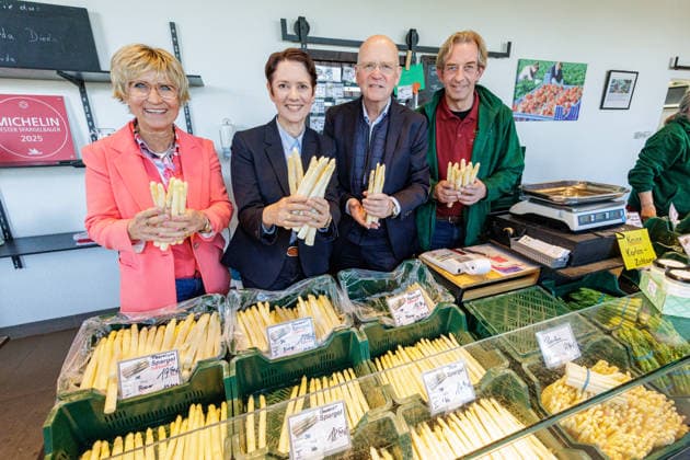 09.04.2026. Köln. NRW-Landwirtschaftsministerin Silke Gorißen läutet gemeinsam mit der Vereinigung der Spargelanbauer Westfalen-Lippe e. V., der Spargelstrasse NRW, dem Landesverband Gartenbau NRW sowie der Landwirtschaftskammer NRW den diesjährigen offiziellen Saisonstart der Spargelernte ein. Nordrhein-Westfalen gehört mit 265 Betrieben auf rund 3.500 Hektar Anbaufläche zu den Top-Drei-Spargelanbaugebieten Deutschlands. Hier (l-r): Eva Kähler-Theuerkauf, Präsidentin des Landesgartenbau-Verbandes NRW, NRW-Landwirtschaftsministerin Silke Gorißen, Karl Werring, Präsident der Landwirtschaftskammer Nordrhein-Westfalen und Spargelbauer Peter Wermes Köln Spargelhof Wermes, Wahner Straße 100, 51143 Köln-Zündorf Nordrhein-Westfalen